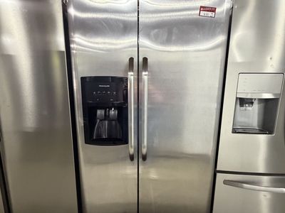 BEAUTIFUL FRIGIDAIRE STAINLESS SIDE BY SIDE FRIDGE