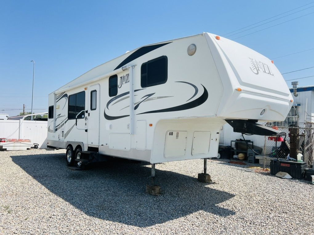 2009 MVP Jazz 30-foot Fifth Wheel