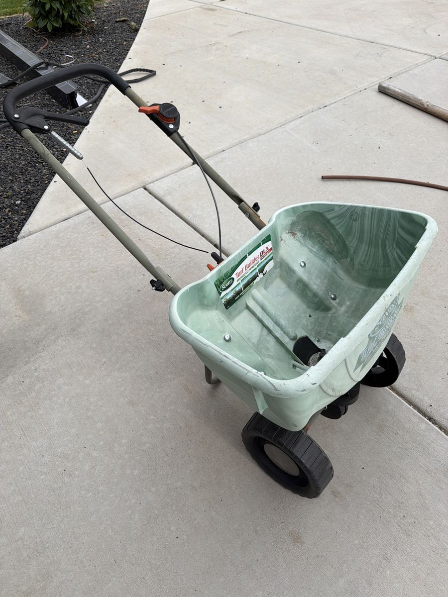 Fertilizer spreader FREE