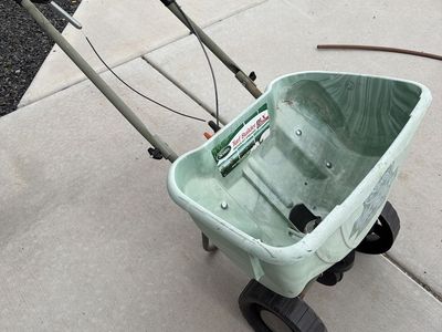 Fertilizer spreader FREE