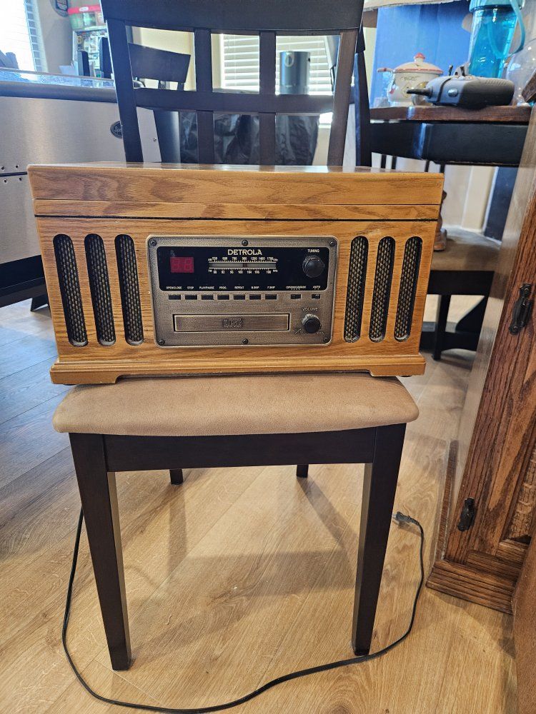 Deterola Record player/cassette player/radio/cd player