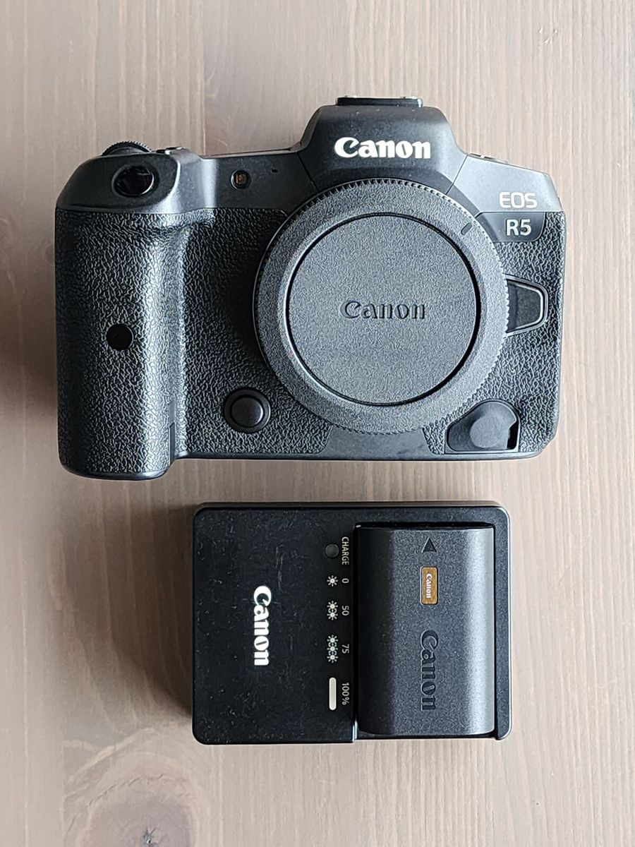 Canon R5 Body + Charger + Battery + Strap