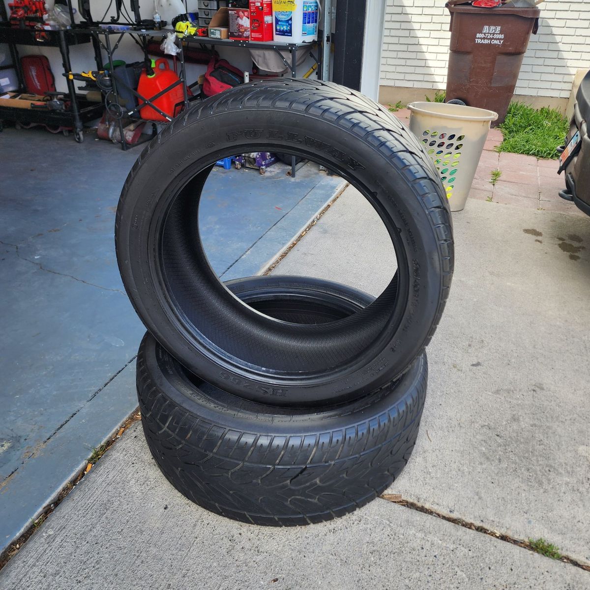 2 tires 305/40R22
