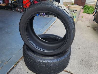 2 tires 305/40R22
