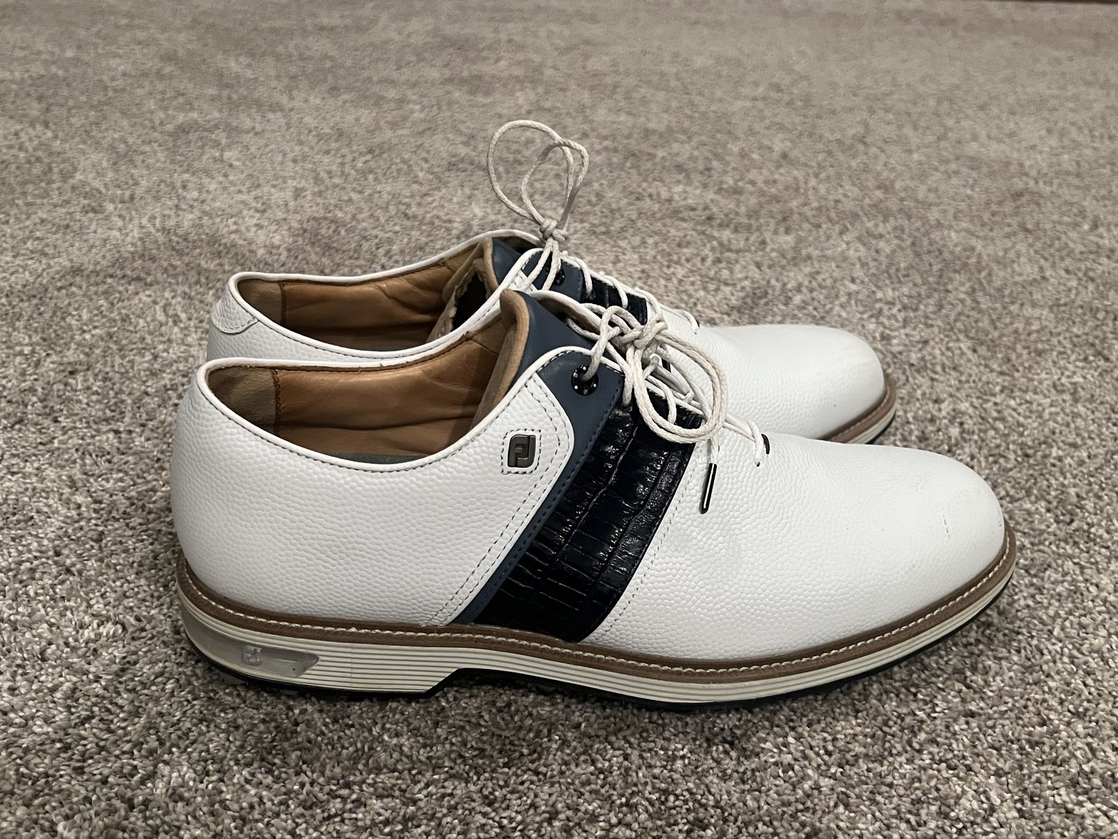 Golf shoes