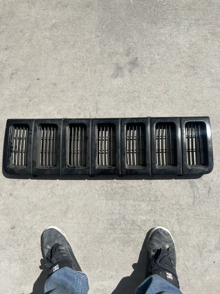 97-01 Jeep Cherokee Grill