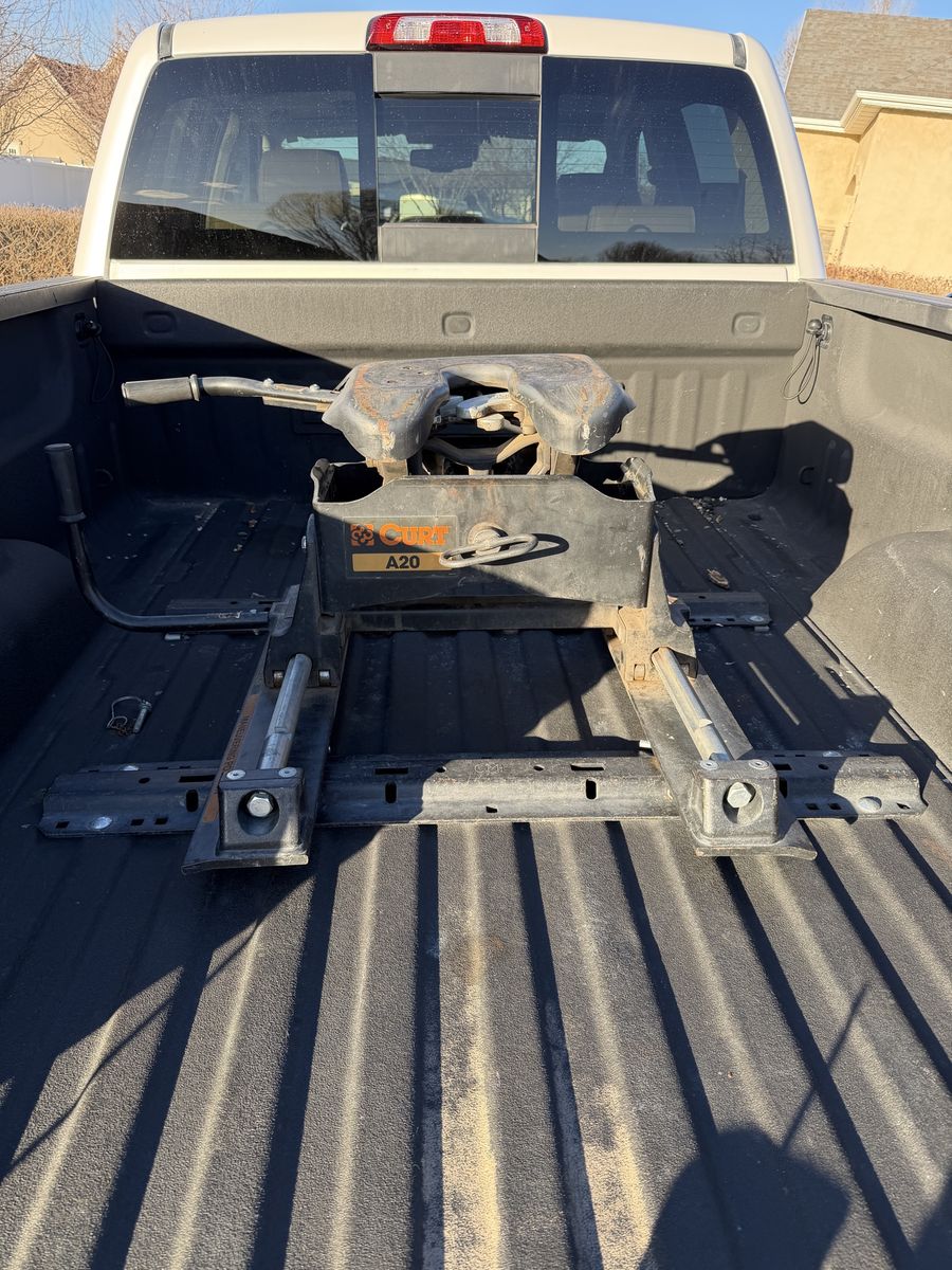 Curt A20 5th Wheel Trailer Hitch - Duel Jaw