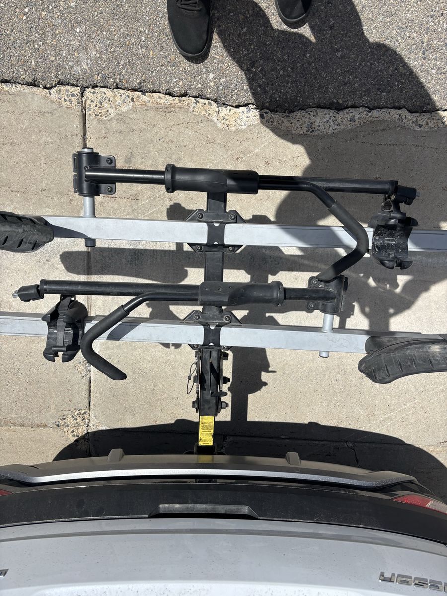 Thule T2 classic 2 to 4 Bike Hitch Rack - Black - Holds 2 to 4 bikes, Excellent Condition
