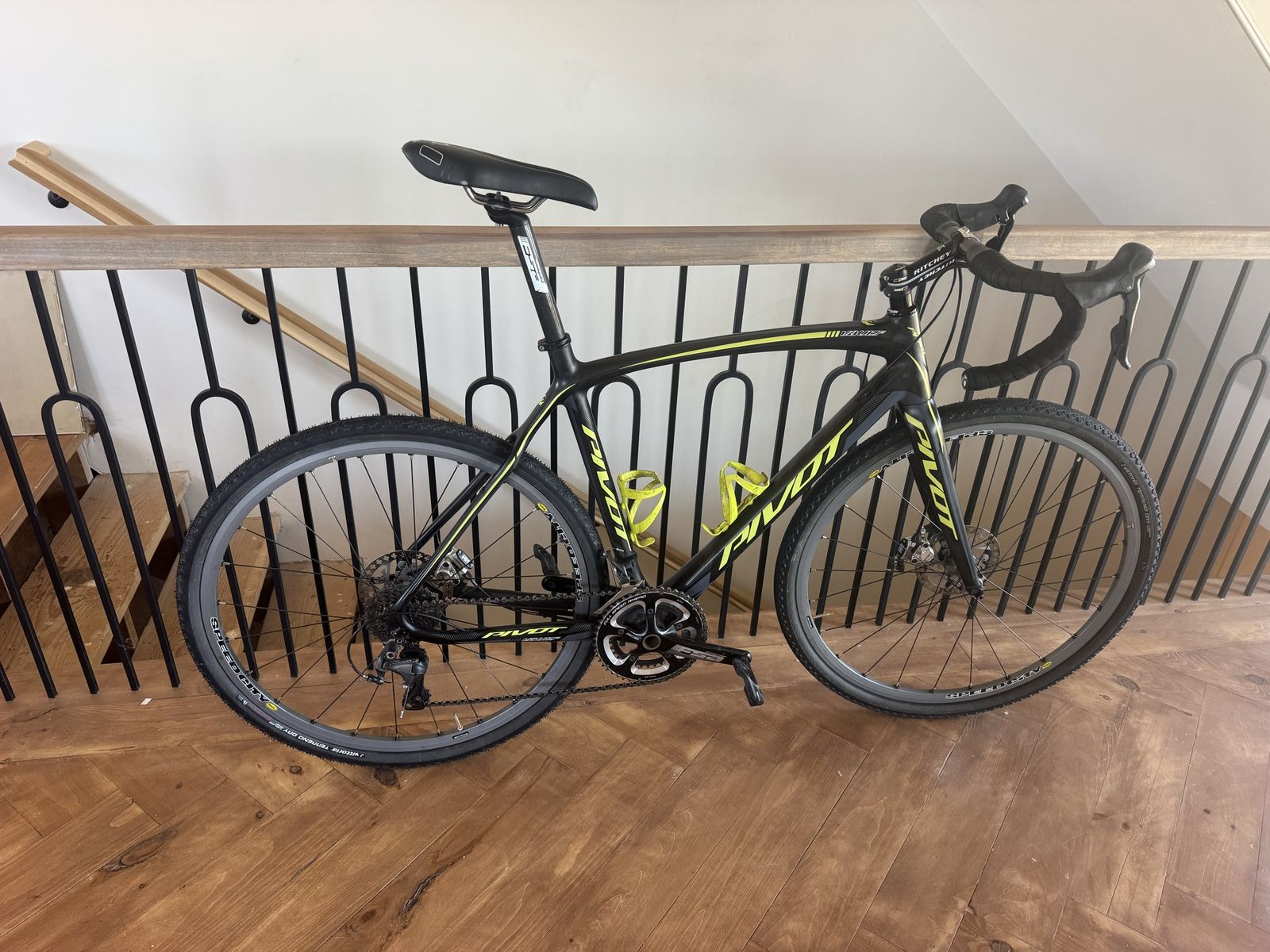 2015 Pivot Vault Carbon Fiber Gravel Bike -