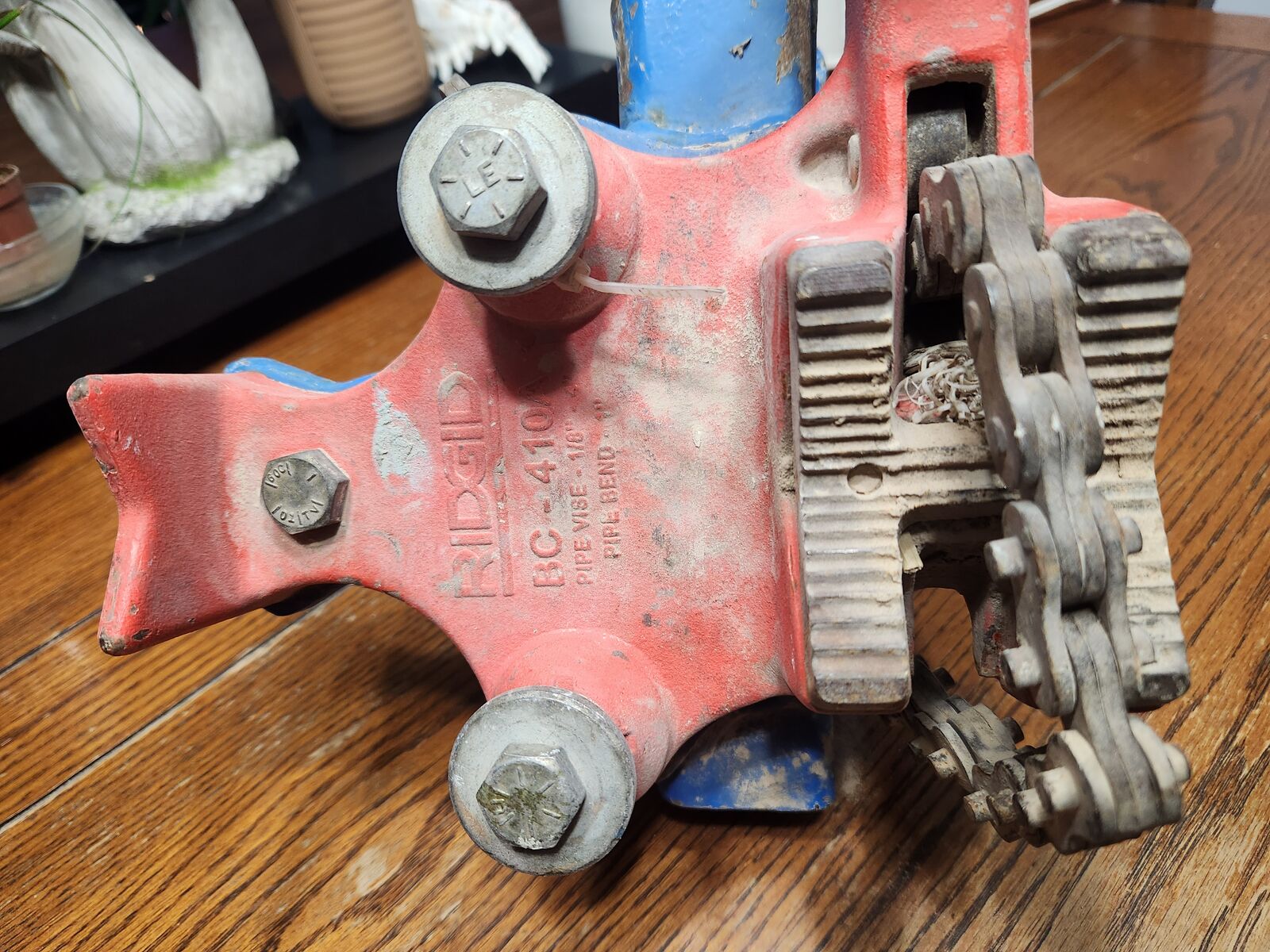 Rigid pipe vise with hitch mount