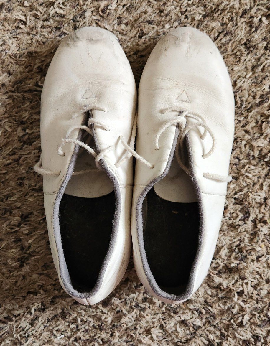 Split sole clogging shoes size 5.5