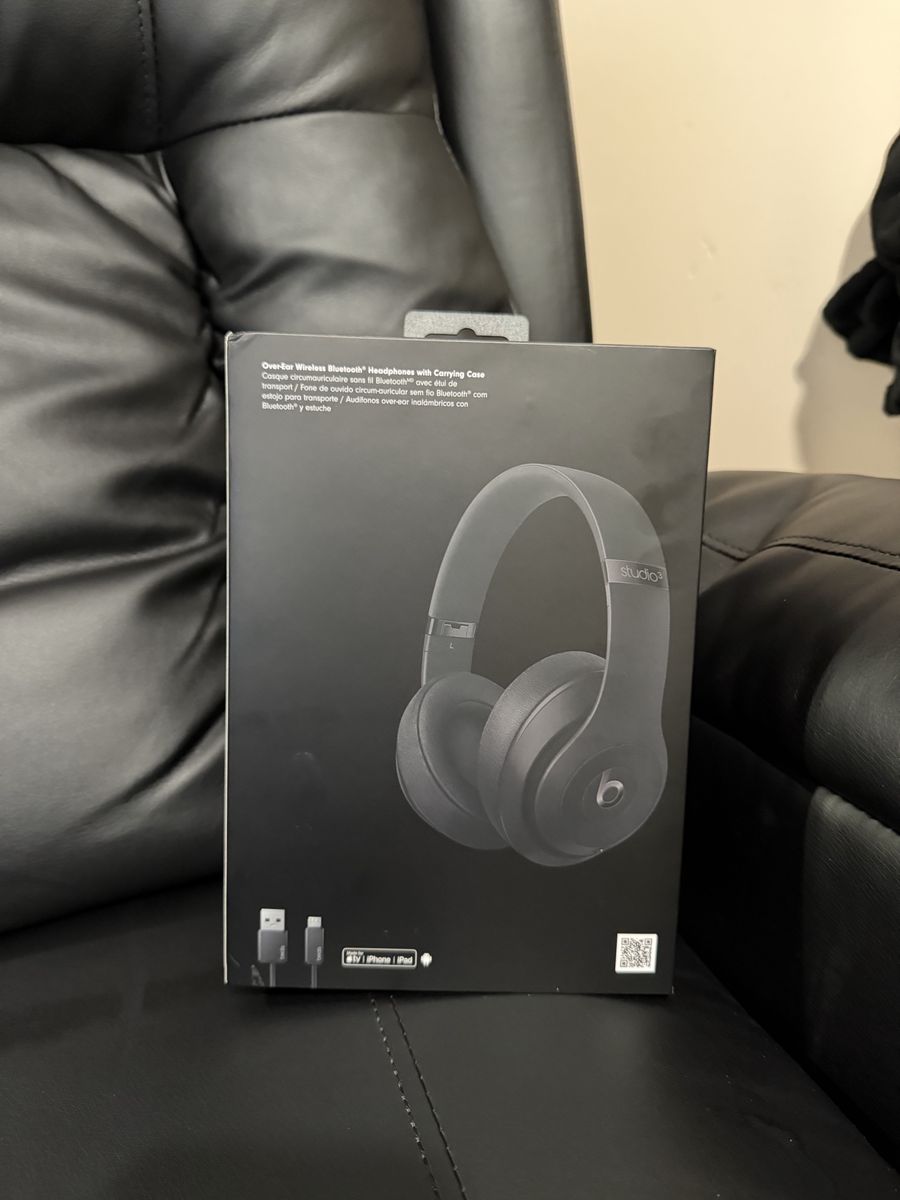 Beats Studio3 Wireless Over-Ear Headphones with Carrying Case & Box - Matte Black