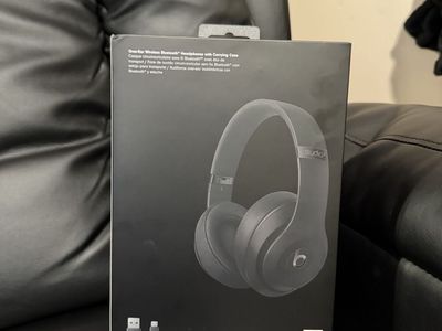 Beats Studio3 Wireless Over-Ear Headphones with Carrying Case & Box - Matte Black