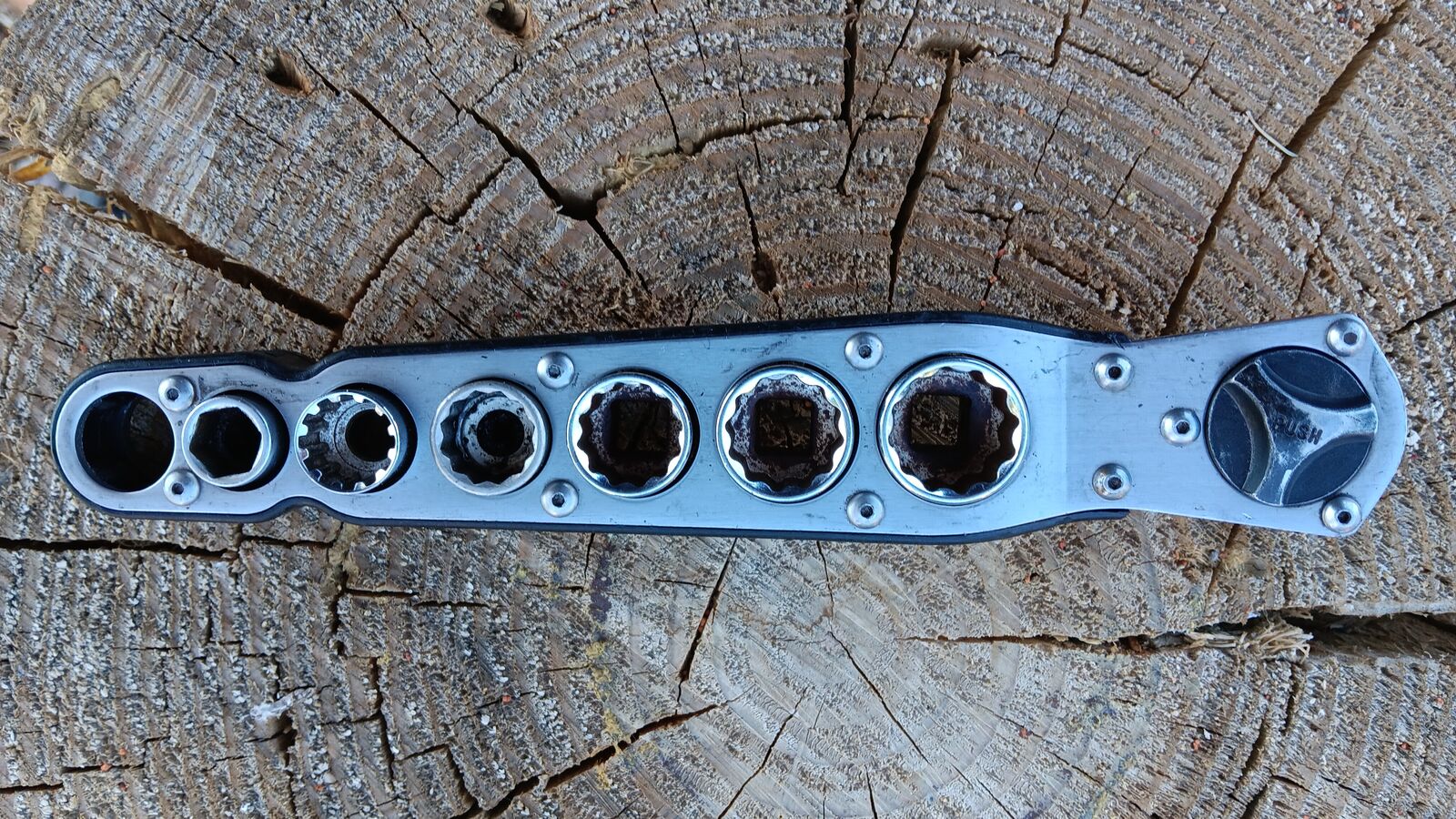 3/8 drive Ratchet with sockets combo, the 3/8 socket is missing
