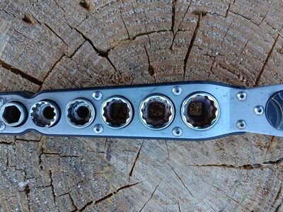 3/8 drive Ratchet with sockets combo, the 3/8 socket is missing