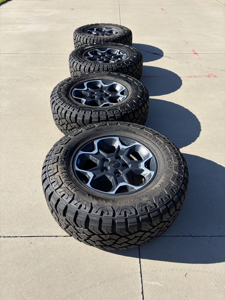 285 70 17 Jeep rubicon tires and rims JL