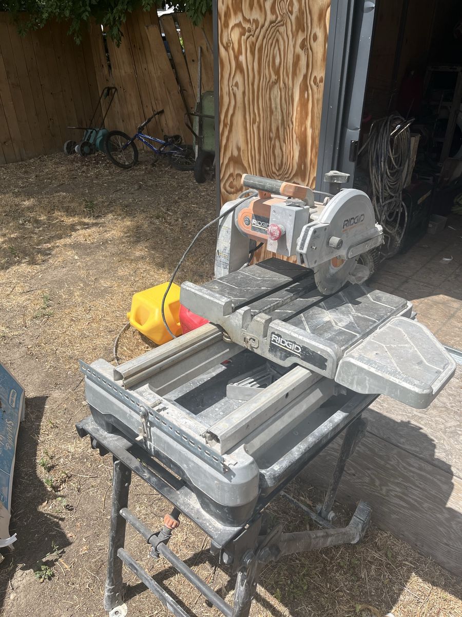 Ridgid 10” Wet tile saw with stand works great