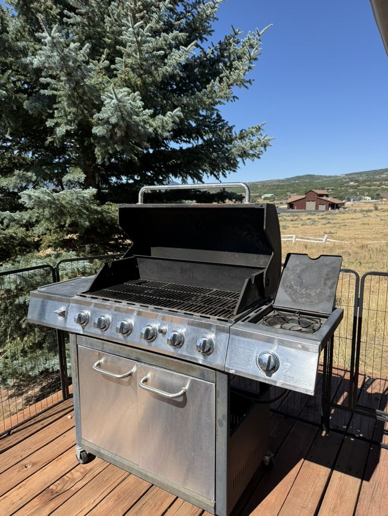 Dyna-Glo Burner Grill with 3 Full Propane Bottles