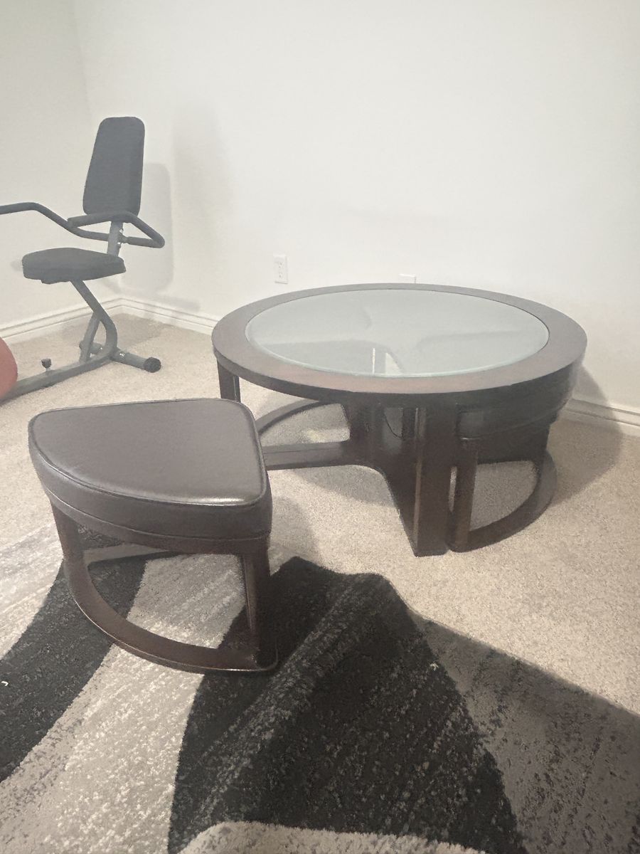 Coffe Table With 4 Small Stools
