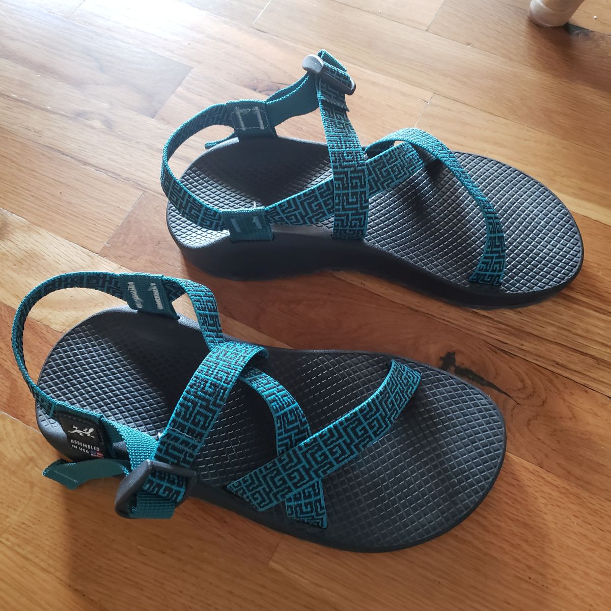 Women's Chaco Sandals Size 8, teal and black strap