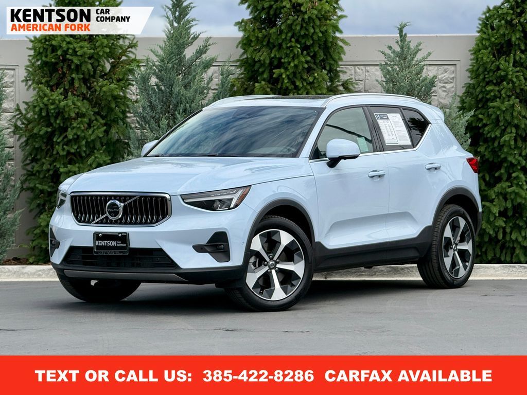 2025 Volvo XC40 B5 Plus Bright Theme