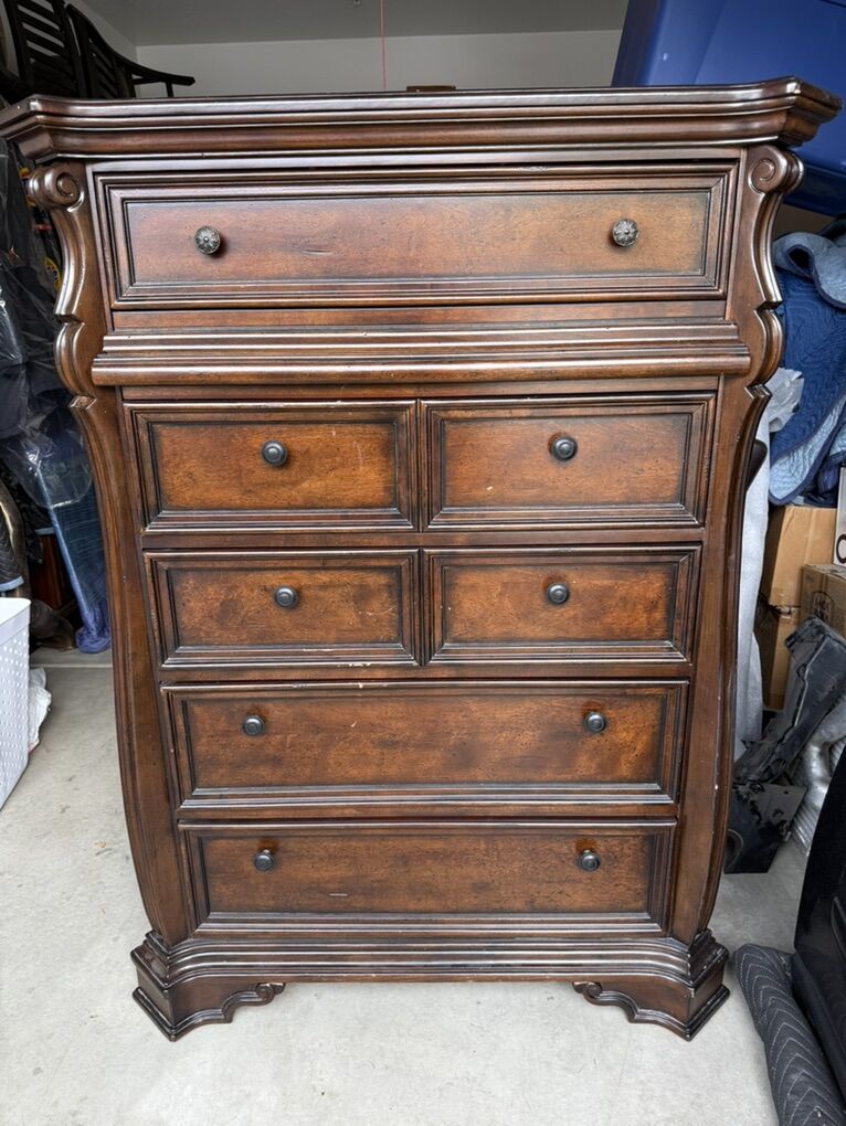 Solid Wood Traditional 7-Drawer Dresser
