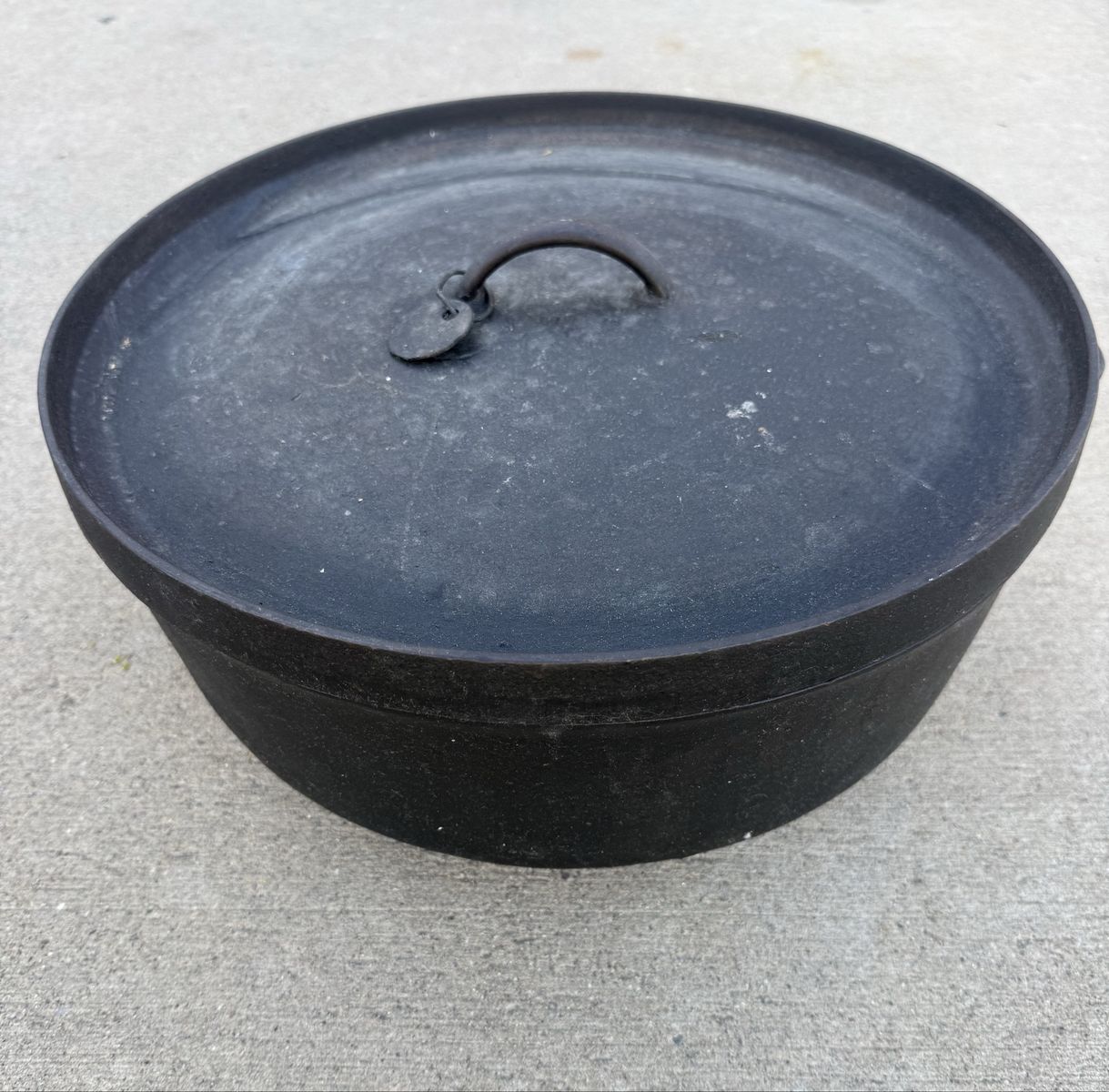 LODGE 16” Cast Iron Camp Oven