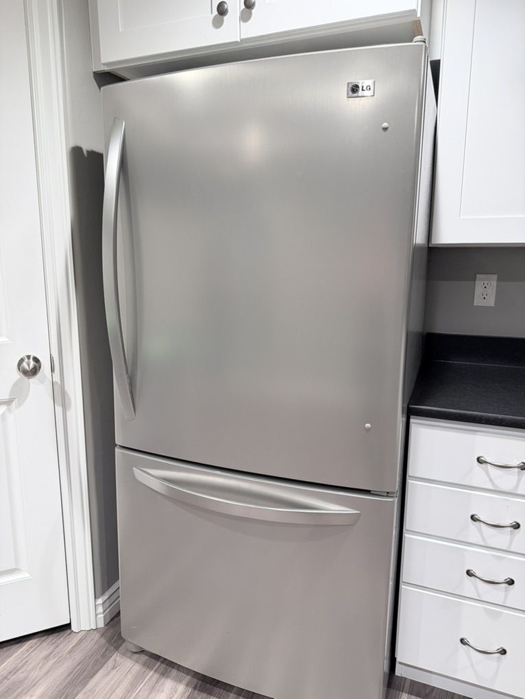 LG Fridge With Ice Maker