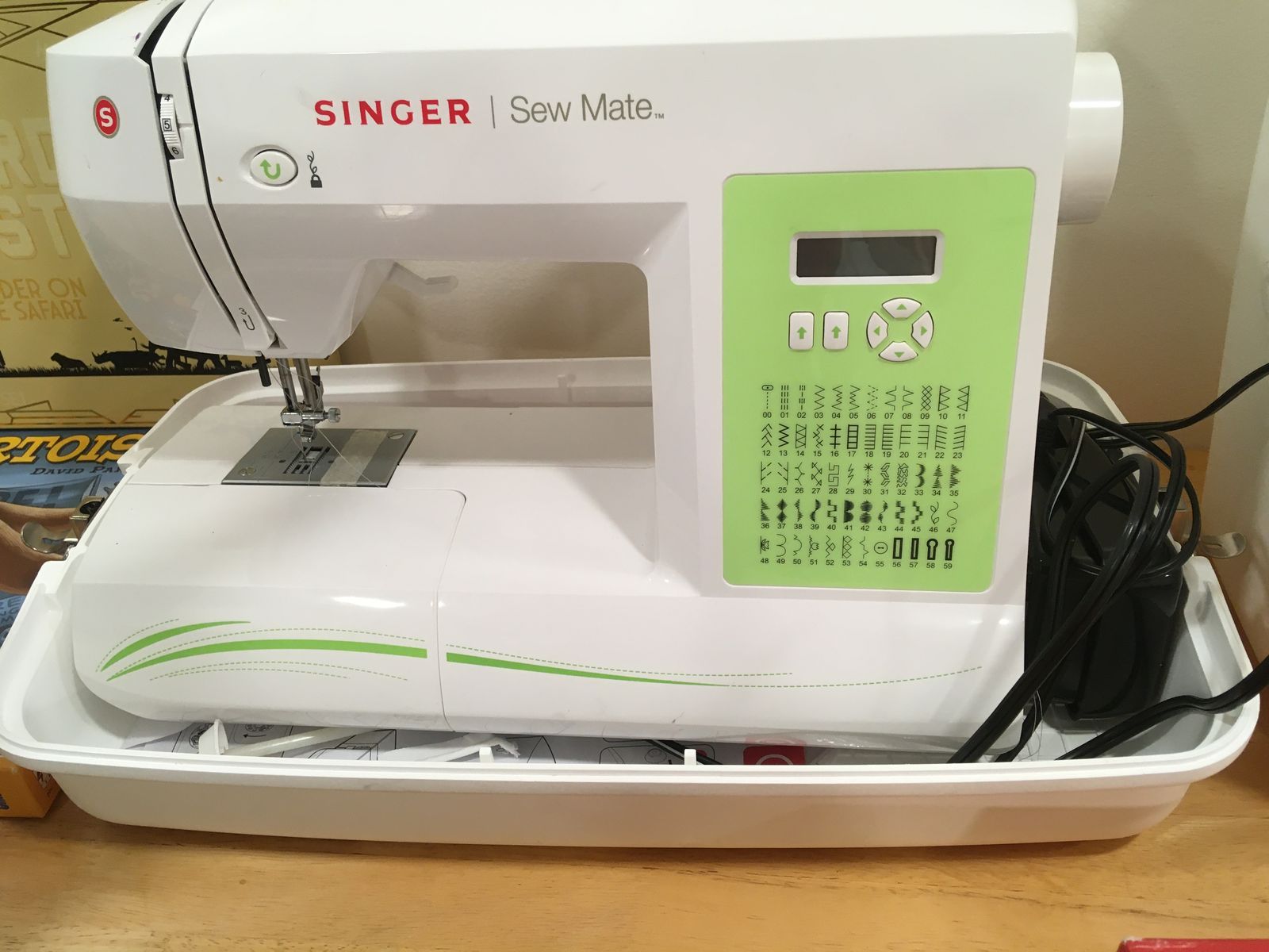 Singer Sewing machine w/hard carrying case