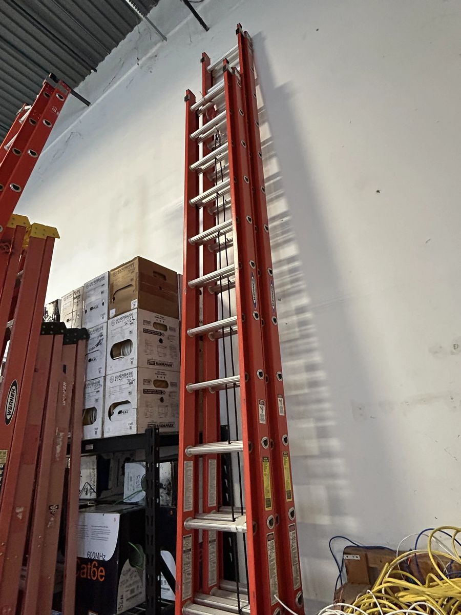 32' Fiberglass 300LB Rating Werner Extension (Like New)