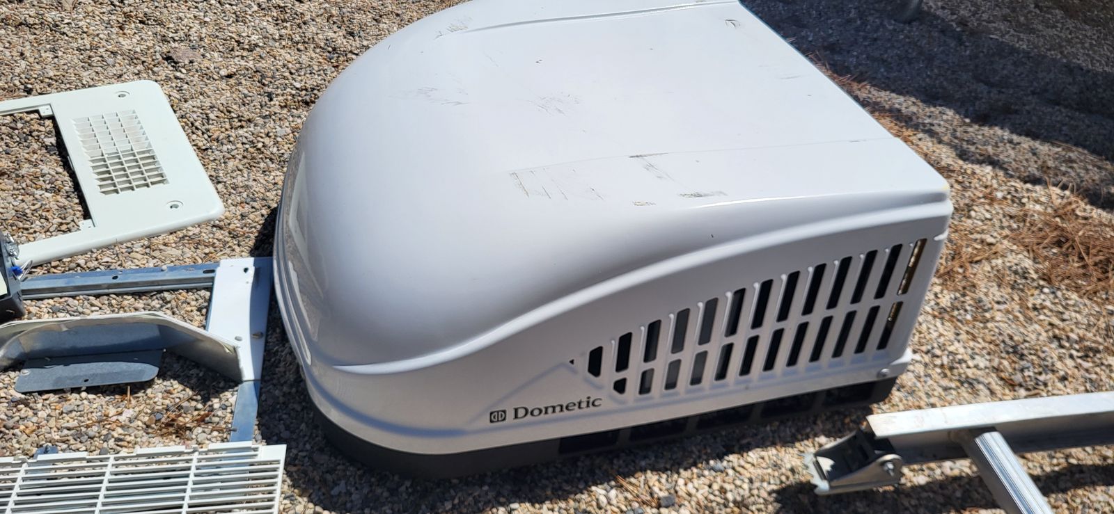 Dometic rv a/c 12500btu