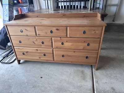 Solid Pine 7-Drawer Dresser with Decorative Gallery Top and Patterned Drawer Liners