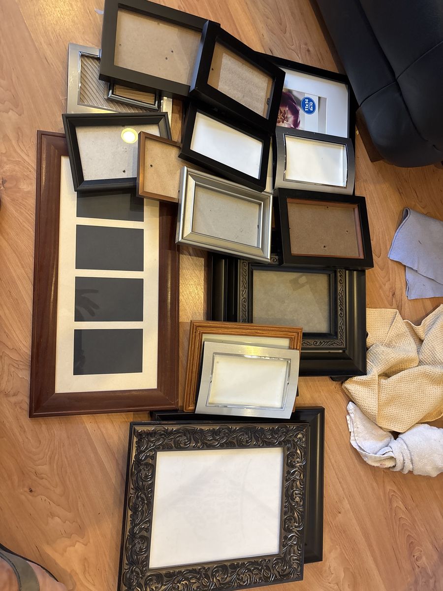 Picture frames (18) Various sizes