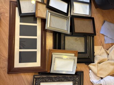 Picture frames (18) Various sizes