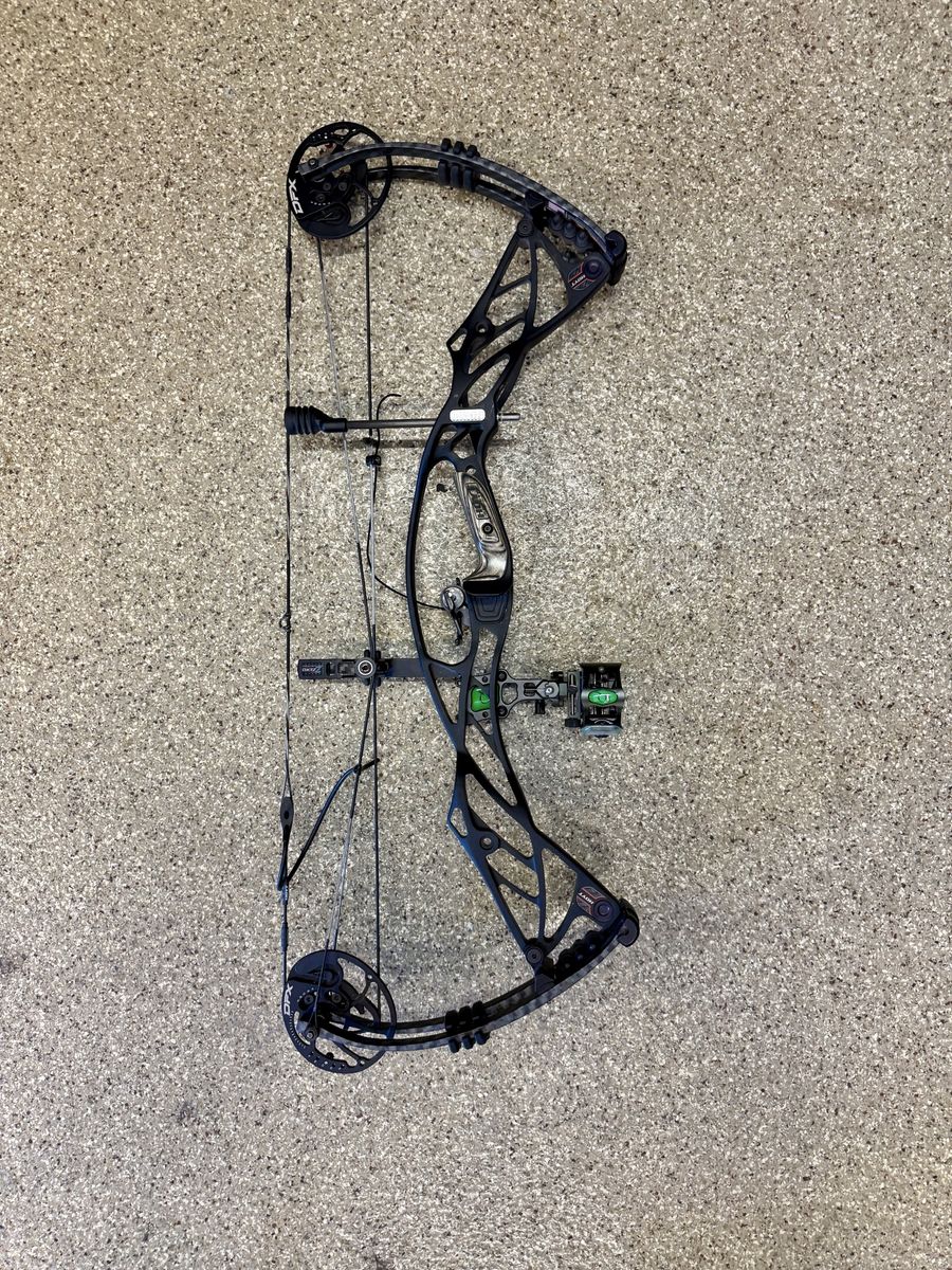 Hoyt Defiant Compound Bow Right Handed Black Archery Equipment Hunting with Sight & Rest