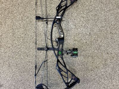 Hoyt Defiant Compound Bow Right Handed Black Archery Equipment Hunting with Sight & Rest
