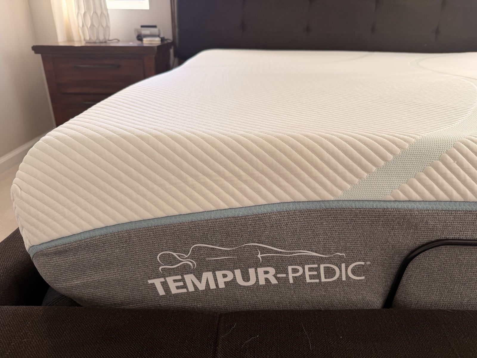 King Tempur-Pedic TEMPUR-Adapt Medium Hybrid Mattress – Like New