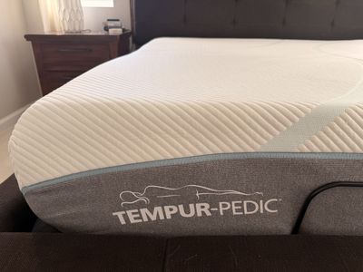 King Tempur-Pedic TEMPUR-Adapt Medium Hybrid Mattress – Like New