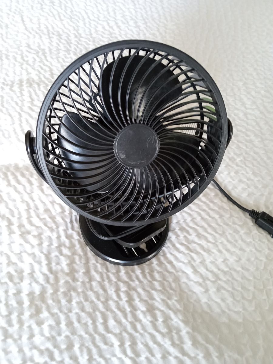 Personal portable cooling fan with clamp