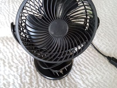 Personal portable cooling fan with clamp
