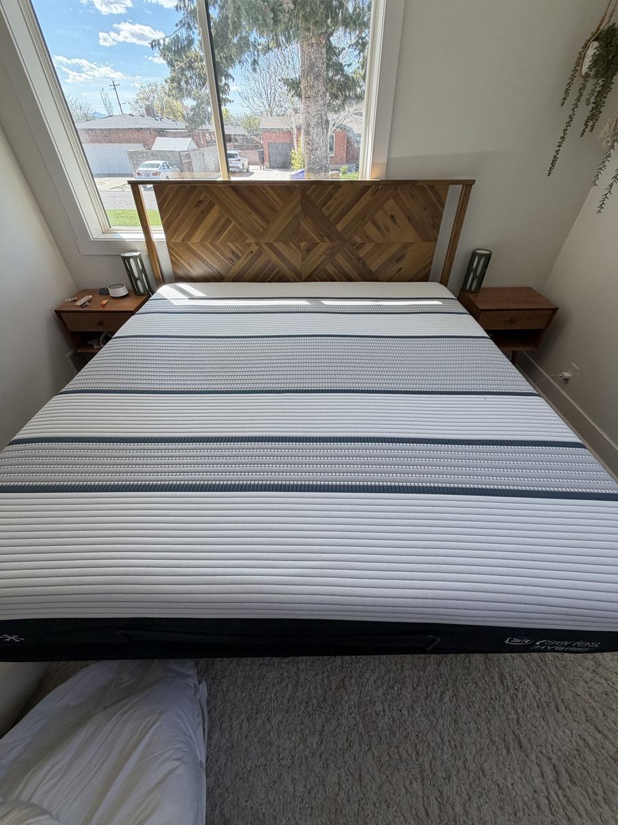 Serta iSeries Hybrid King Mattress