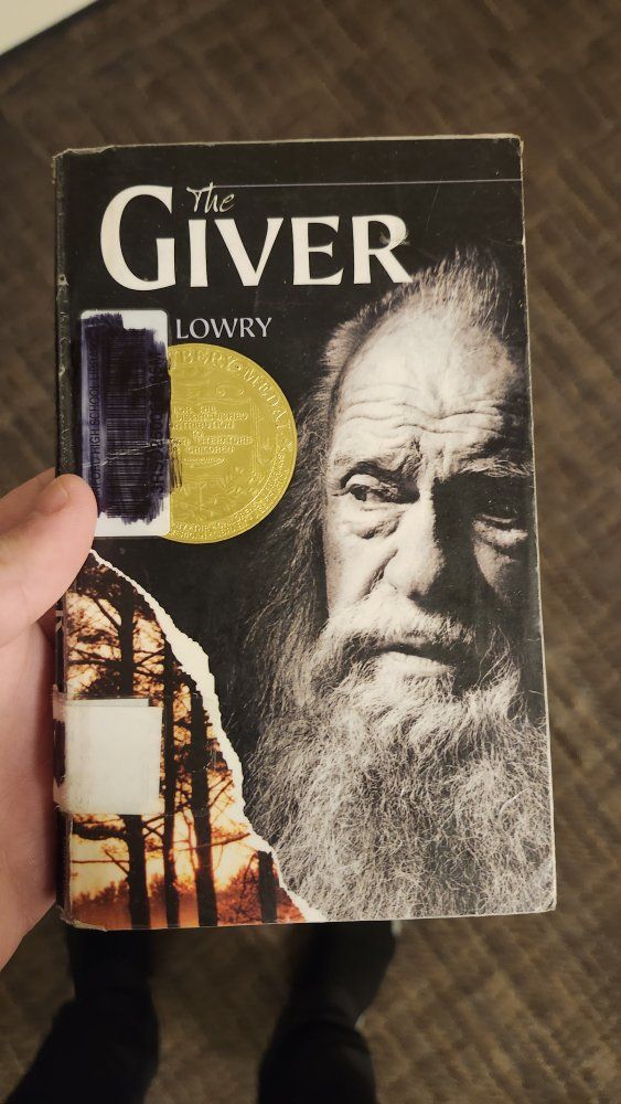 The Giver by Lois Lowry - Paperback