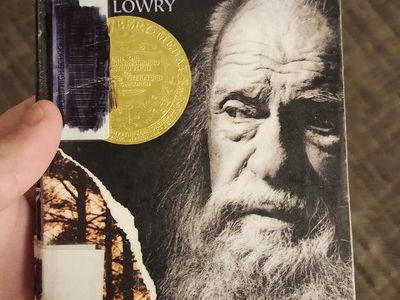 The Giver by Lois Lowry - Paperback