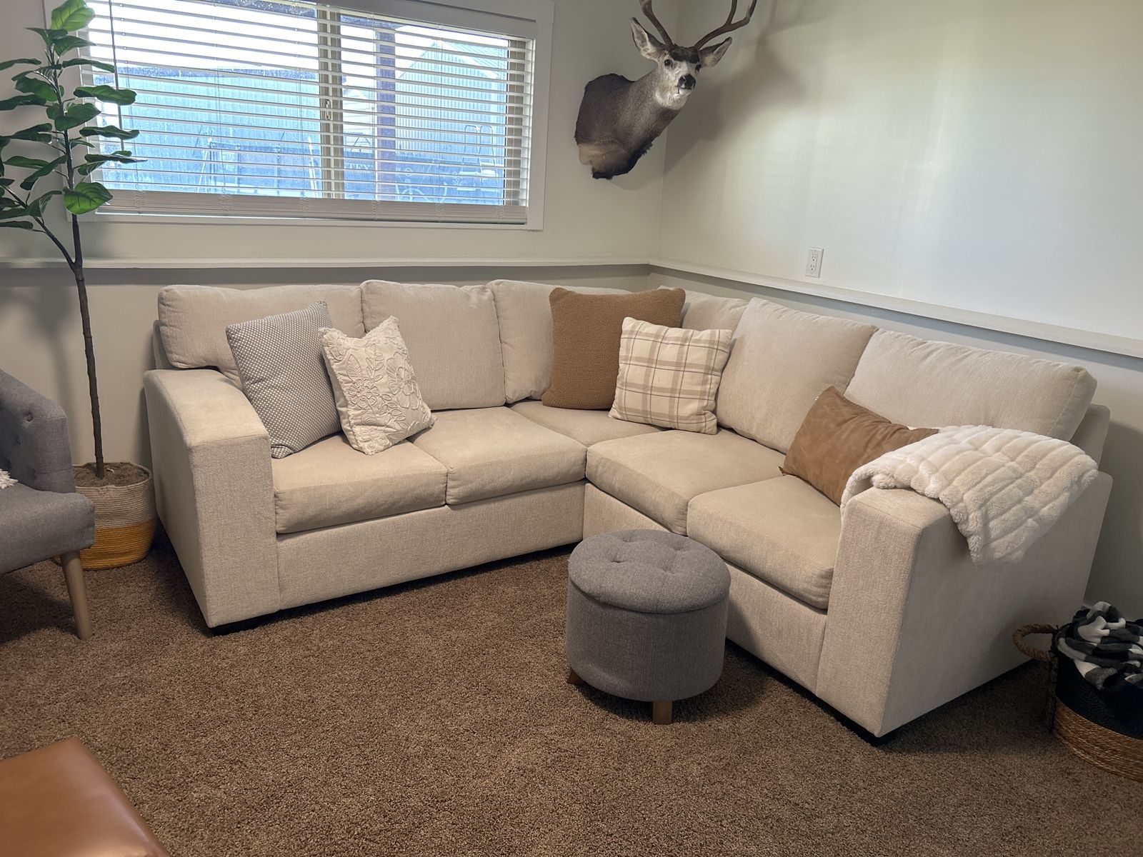 New Modern L-Shape Sectional Sofa - Light Beige, 90x90 - Smoke & Pet Free, Excellent Condition