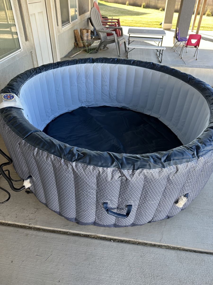 Inflatable hot tub