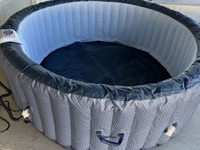 Inflatable hot tub