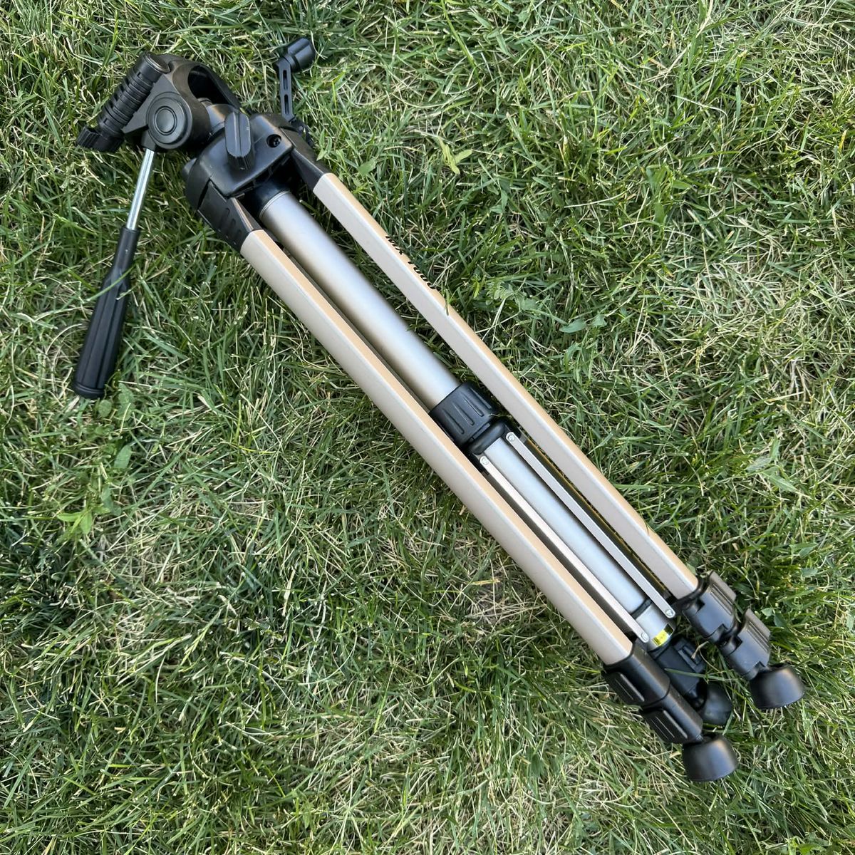 Quantaray MX 1000 Camera Tripod - 3-Way Pan Head & Bubble Level