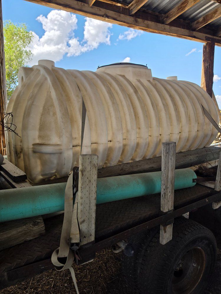 Large White Plastic Horizontal Storage Tank / Water Tank on Trailer 500gal