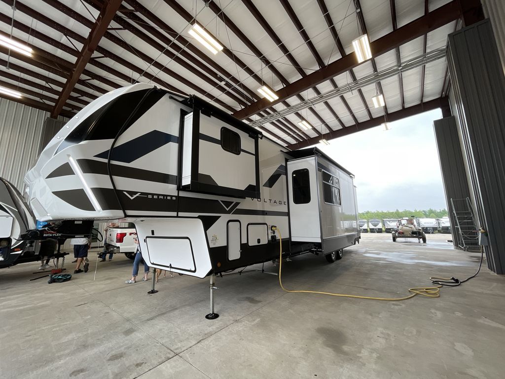 New 2026 Dutchmen RV Voltage V-Series 3800