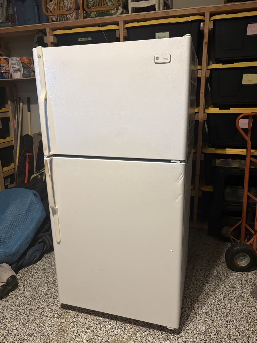 22 CuFt GE Top Freezer Refrigerator